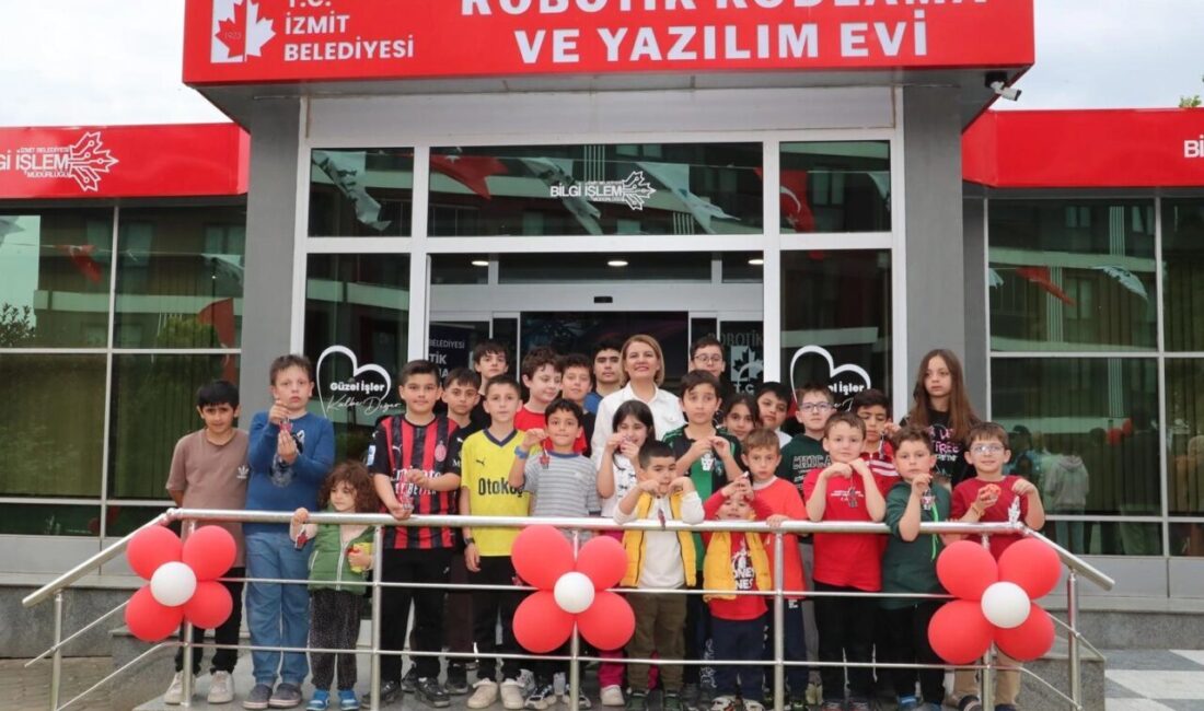 İzmit Belediyesi, çocuk ve gençlerin teknolojiyle üretken bir bağ kurmasını