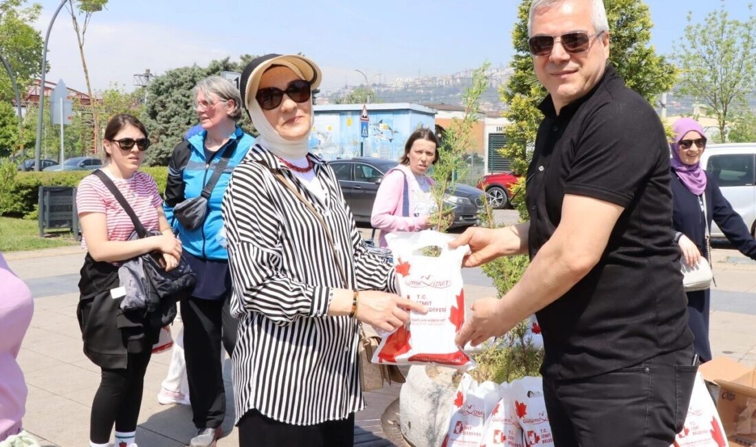 İzmit Belediyesinin Anneler Günü kapsamında düzenlediği sağlıklı yaşam yürüyüşüne katılan