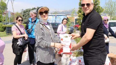 İzmit Belediyesinin Anneler Günü kapsamında düzenlediği sağlıklı yaşam yürüyüşüne katılan