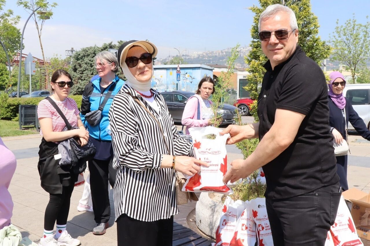 İzmit Belediyesinin Anneler Günü kapsamında düzenlediği sağlıklı yaşam yürüyüşüne katılan