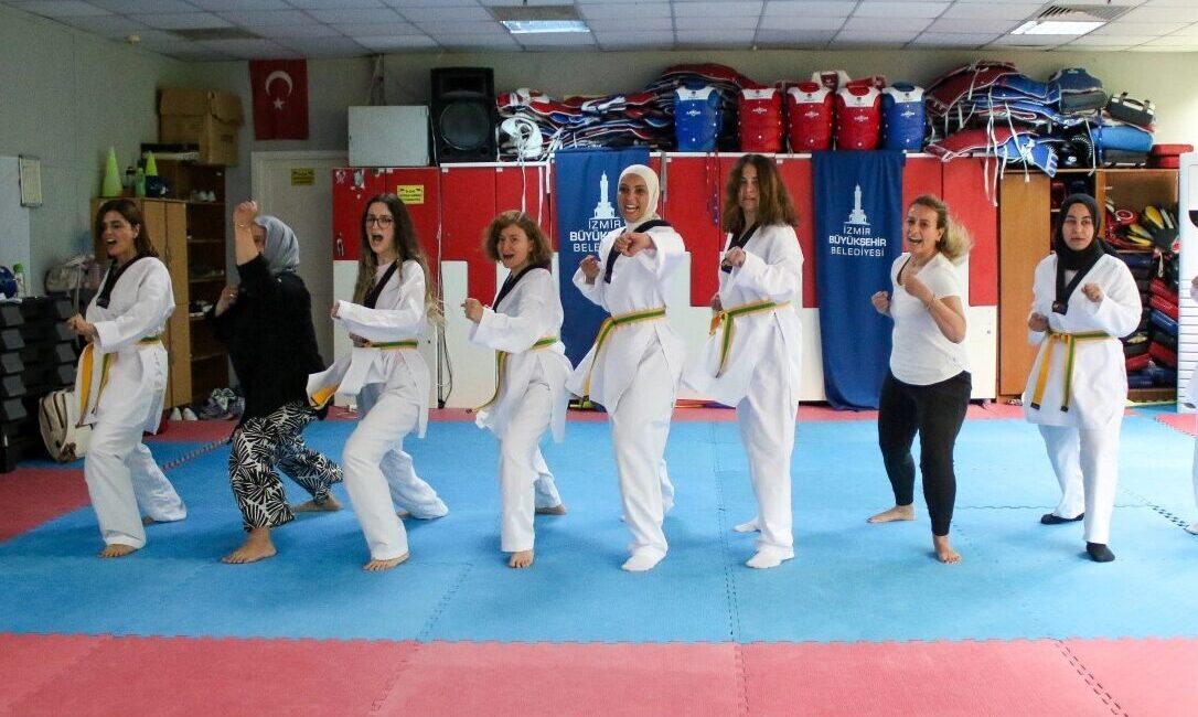 İzmir Büyükşehir Belediyesi’nin kadınlara özel ücretsiz tekvando kursları yoğun ilgi