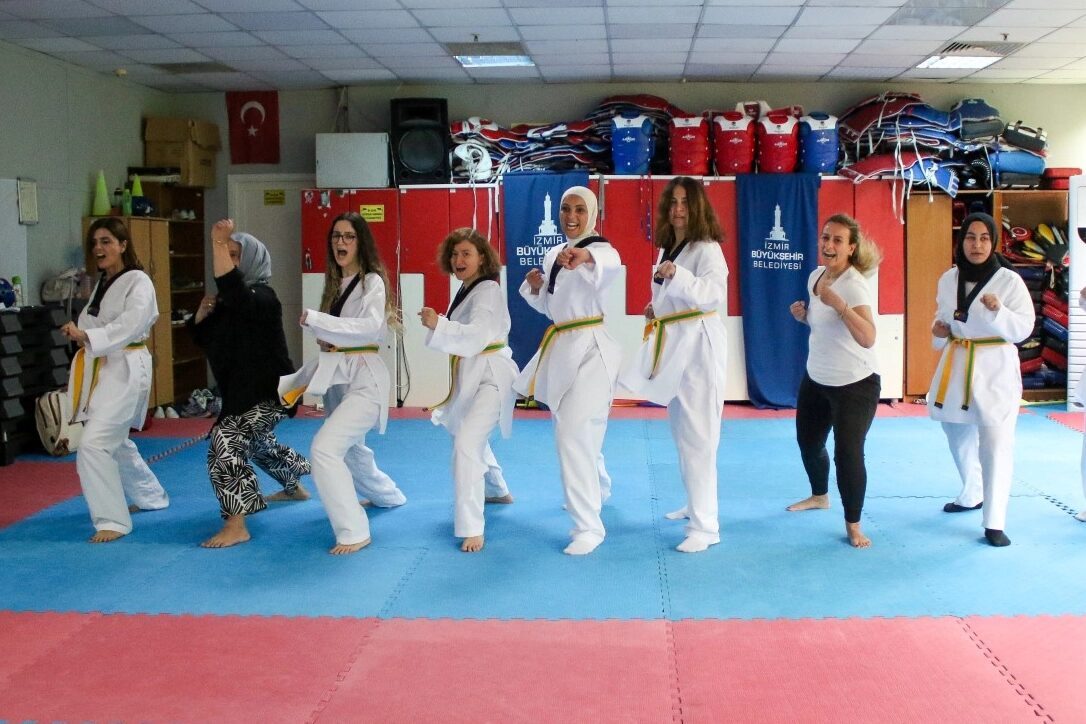 İzmir Büyükşehir Belediyesi’nin kadınlara özel ücretsiz tekvando kursları yoğun ilgi