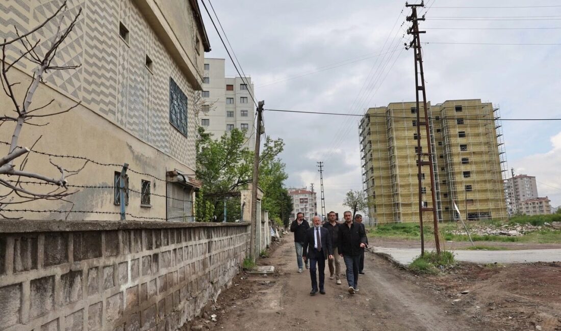 Kayseri Kocasinan’da model mahalle hedefiyle dönüşüm Kayseri Kocasinan Belediye Başkanı Ahmet Çolakbayrakdar, Uğurevler Mahallesi’nde yürütülen kentsel