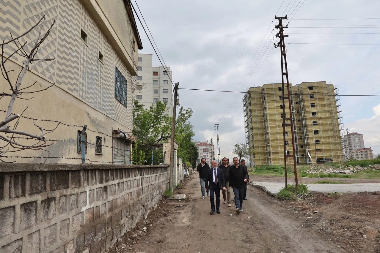 Kayseri Kocasinan Belediye Başkanı Ahmet Çolakbayrakdar, Uğurevler Mahallesi’nde yürütülen kentsel