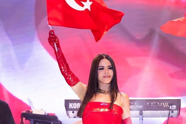 Kırmızının ‘Simge’si… Kırmızı O’na çok yakışıyor 19 Mayıs Atatürk’ü Anma, Gençlik ve Spor Bayramı coşkusu Adana’da