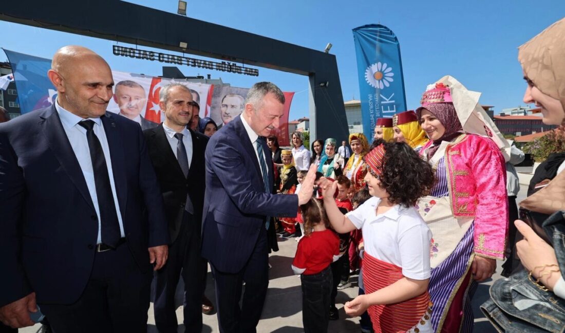 KO-MEK ilçe sergilerinde son durak Çayırova oldu. Kursiyerleri bu mutlu