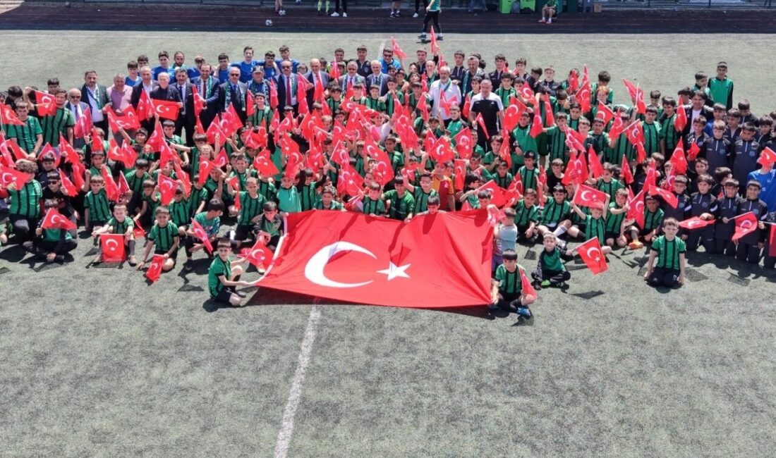 Kocaeli Çayırova’da 19 Mayıs Gençlik Turnuvası düzenlendi Kocaeli'de Çayırova Belediyesi Eğitim Spor Kulübü ve Çayırovaspor’un ortaklığında düzenlenen