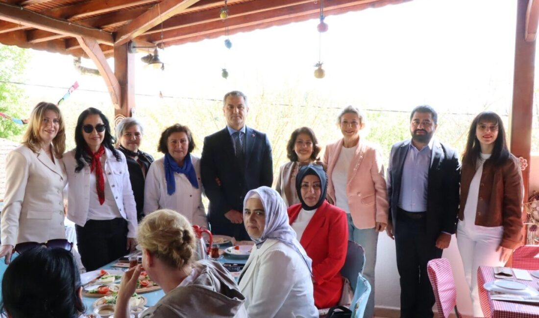 Kocaeli İzmit Belediyesi, Anneler Günü kapsamında kadın muhtarları Karaabdülbaki’deki Çınar