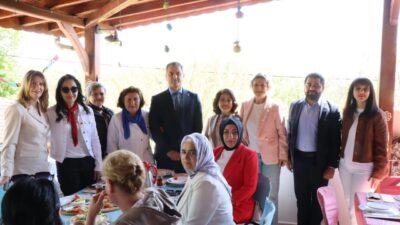 Kocaeli İzmit Belediyesi, Anneler Günü kapsamında kadın muhtarları Karaabdülbaki’deki Çınar