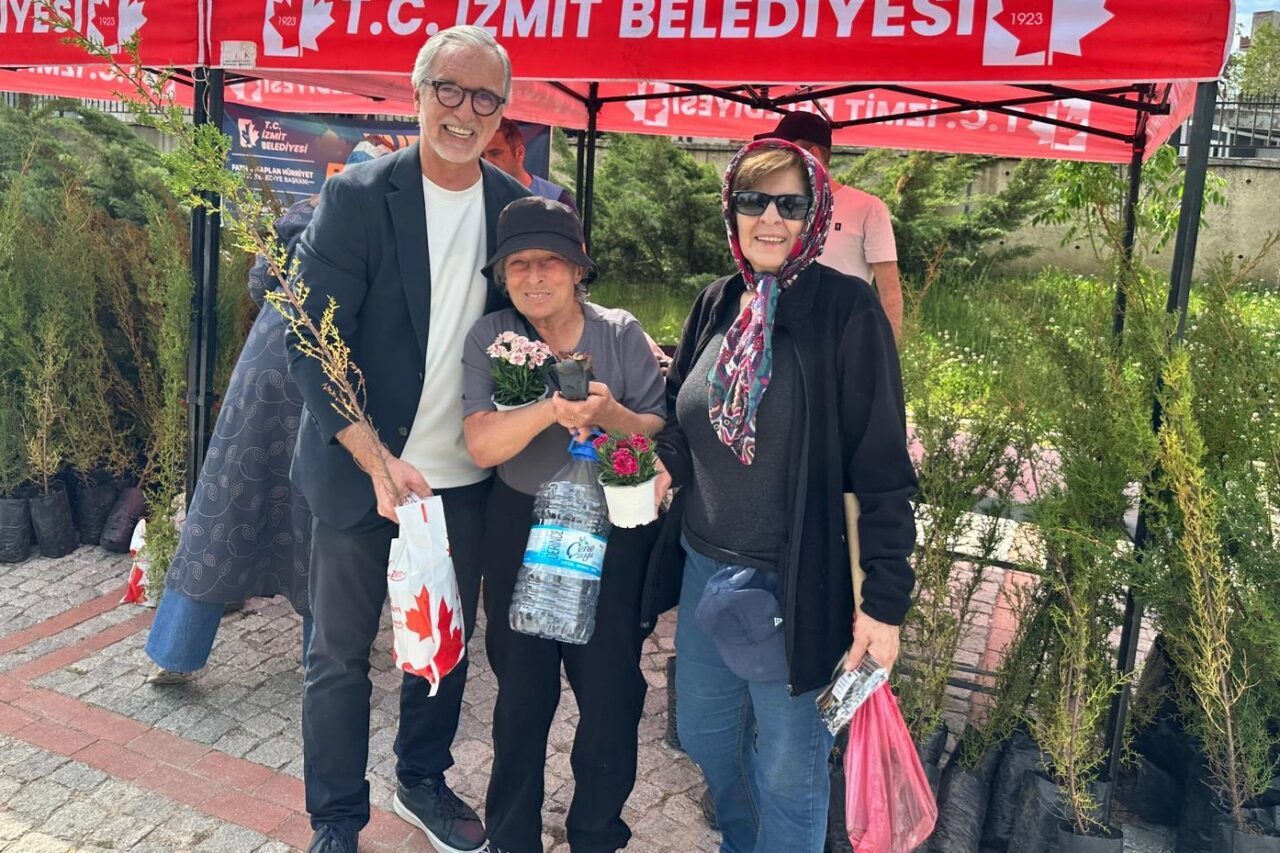 Kocaeli İzmit Belediyesi, Kurban Bayramı arifesinde mezarlık ziyaretine gelen vatandaşları