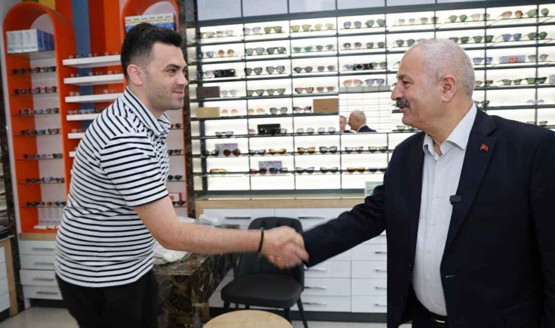 Kocaeli’de Gebze Belediye Başkanı esnafla buluştu Koaceli Gebze Belediye Başkanı Zinnur Büyükgöz, Osman Yılmaz Mahallesi’nde düzenlenen