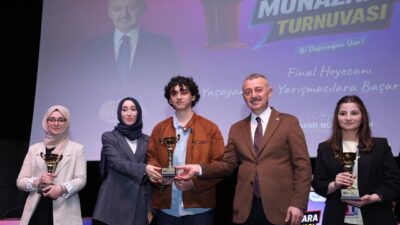 Kocaeli Büyükşehir Belediyesi’nin düzenlediği Liselerarası Büyük Münazara Turnuvası Finali büyük