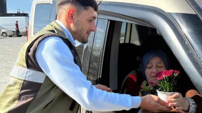 Kocaeli Büyükşehir Belediyesi ekipleri, Kurban Bayramı öncesinde kabir ziyaretine gelen