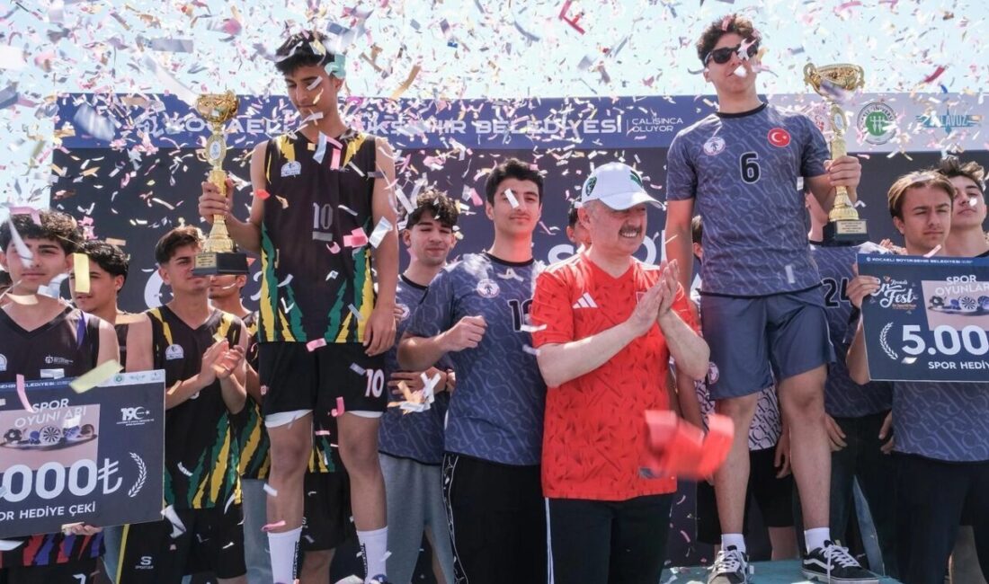 Kocaeli’de sporun kalbi EnFest’te attı Kocaeli Büyükşehir Belediyesi’nin 3 gün boyunca İzmit Milli İrade Meydanı’nda