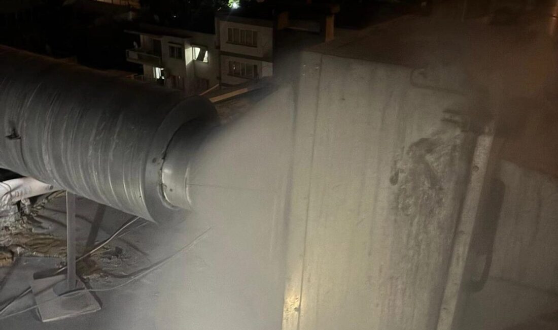 Konak'ta üç katlı bir binanın üçüncü katında gece çıkan yangına