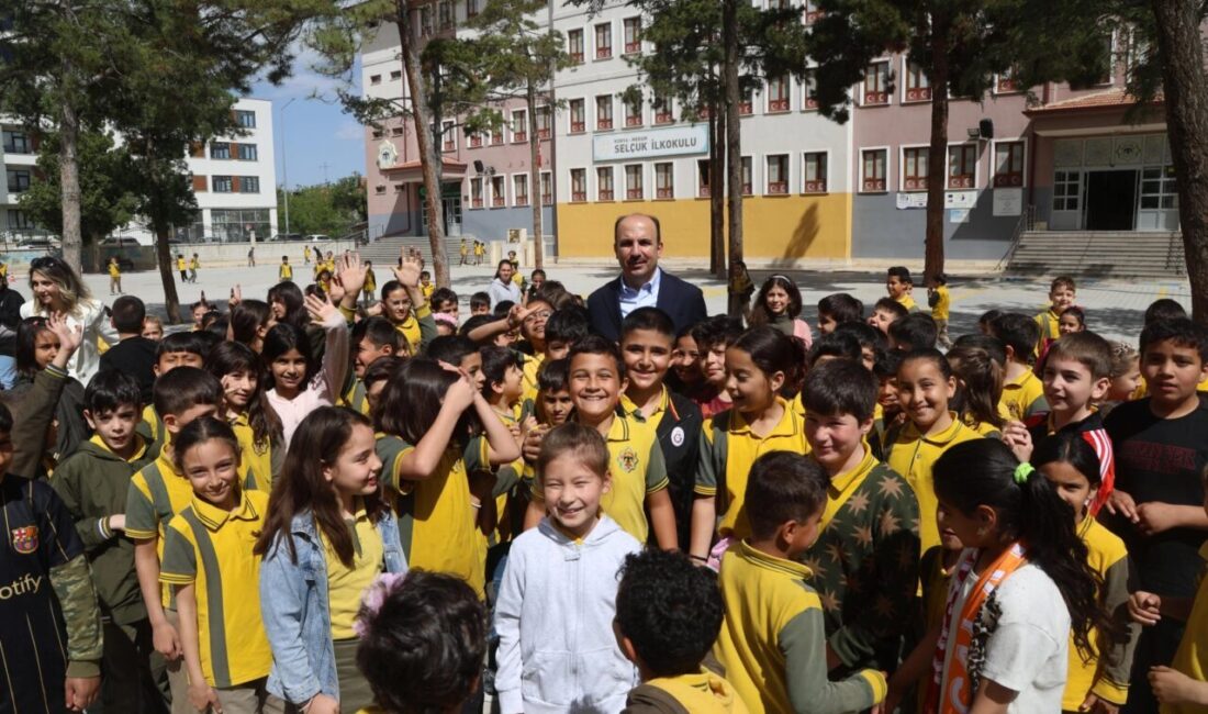Konya’da Başkan Altay’dan okuluna nostaljik ziyaret Konya Büyükşehir Belediye Başkanı Uğur İbrahim Altay, yıllar önce öğrencisi
