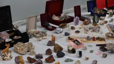 Kütahya Belediyesi’nin düzenlediği programda vatandaşlar doğal taşların oluşumu ve kullanım