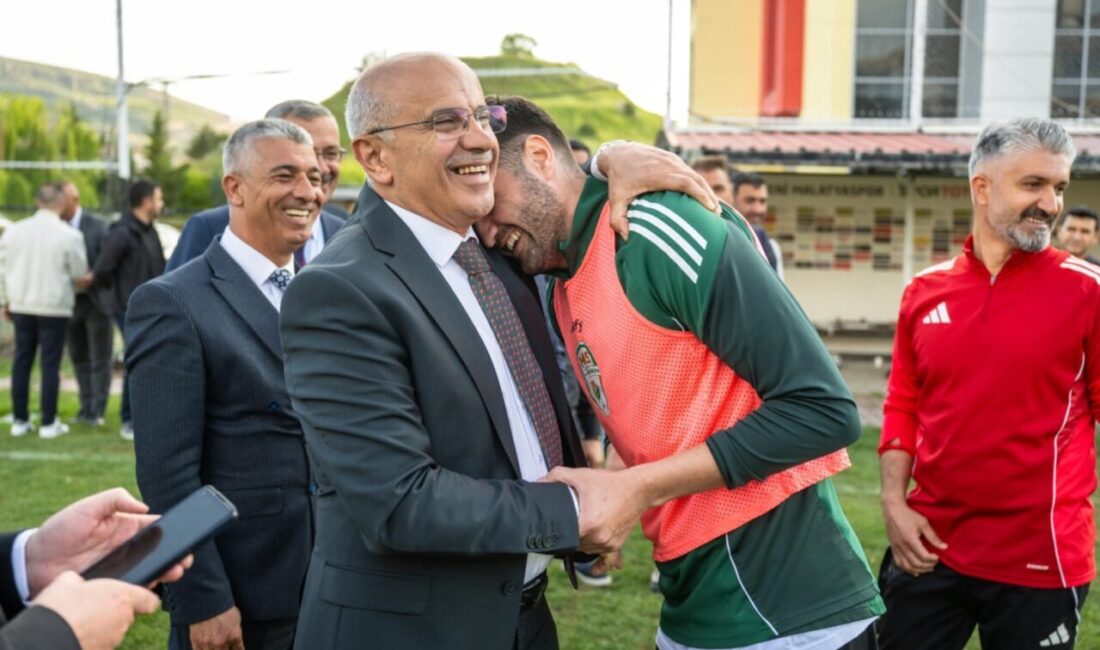 Malatya futboluna Başkan Er’den moral desteği Malatya Büyükşehir Belediye Başkanı Sami Er, Orduzu Pınarbaşı Tesisleri’nde Yeşilyurtspor’un