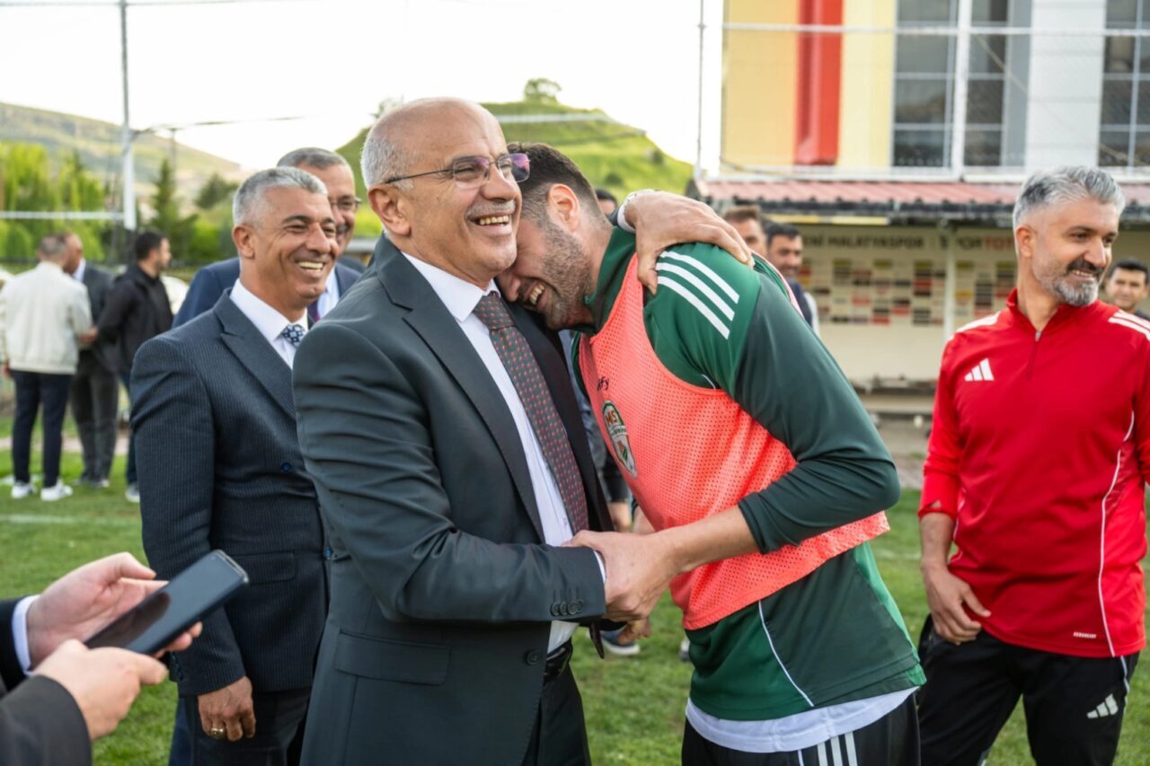 Malatya Büyükşehir Belediye Başkanı Sami Er, Orduzu Pınarbaşı Tesisleri’nde Yeşilyurtspor’un