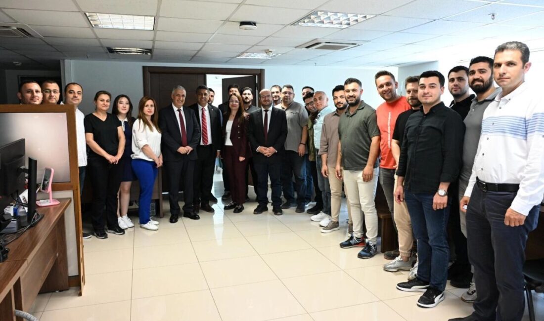 Manisa Büyükşehir ailesi bayramlaştı Manisa Büyükşehir Belediyesi Genel Sekreteri Burak Deste ve beraberindeki heyet,