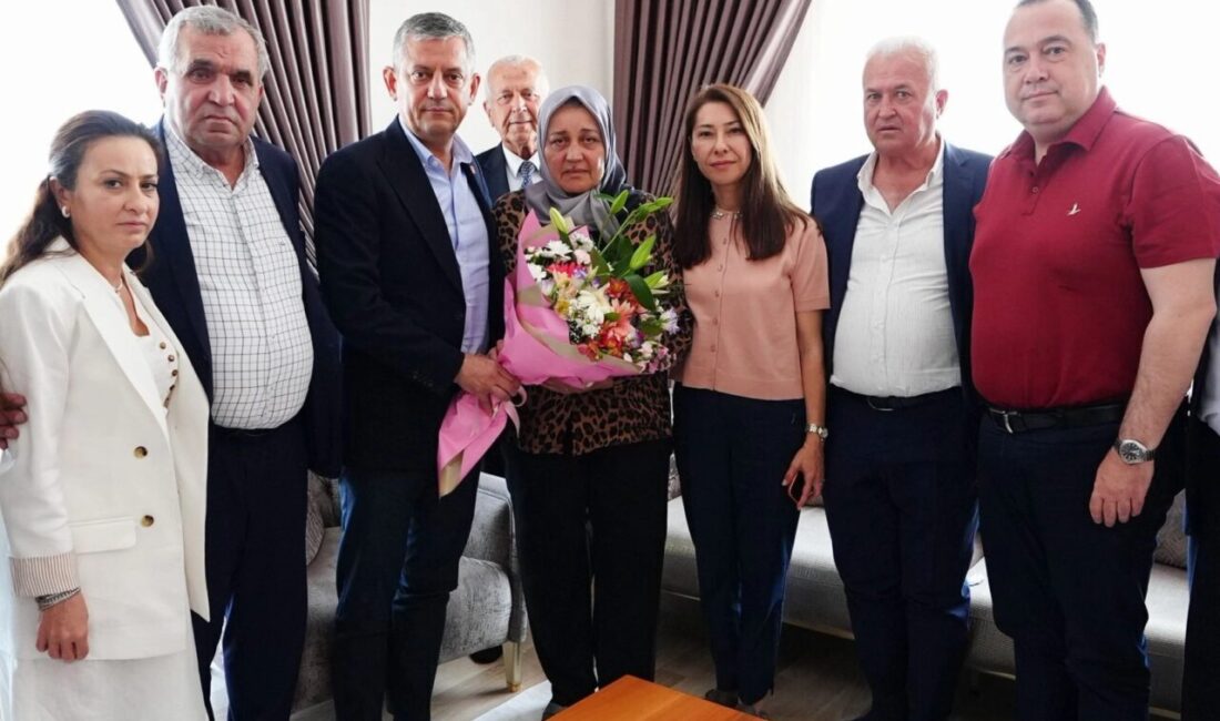 Manisa’da Anneler Günü vefası CHP Genel Başkanı Özgür Özel ve Manisa Büyükşehir Belediye Başkanı
