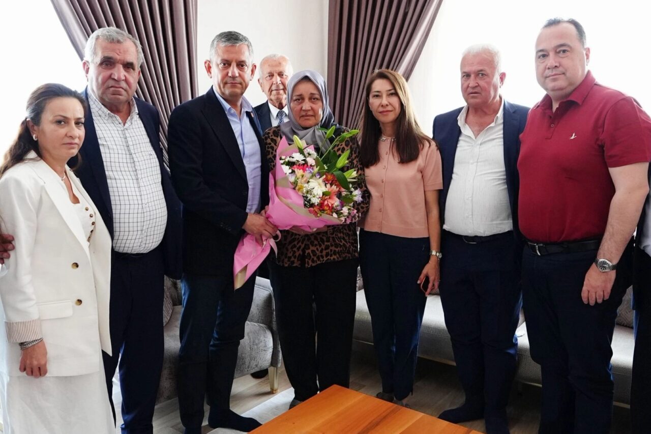 CHP Genel Başkanı Özgür Özel ve Manisa Büyükşehir Belediye Başkanı