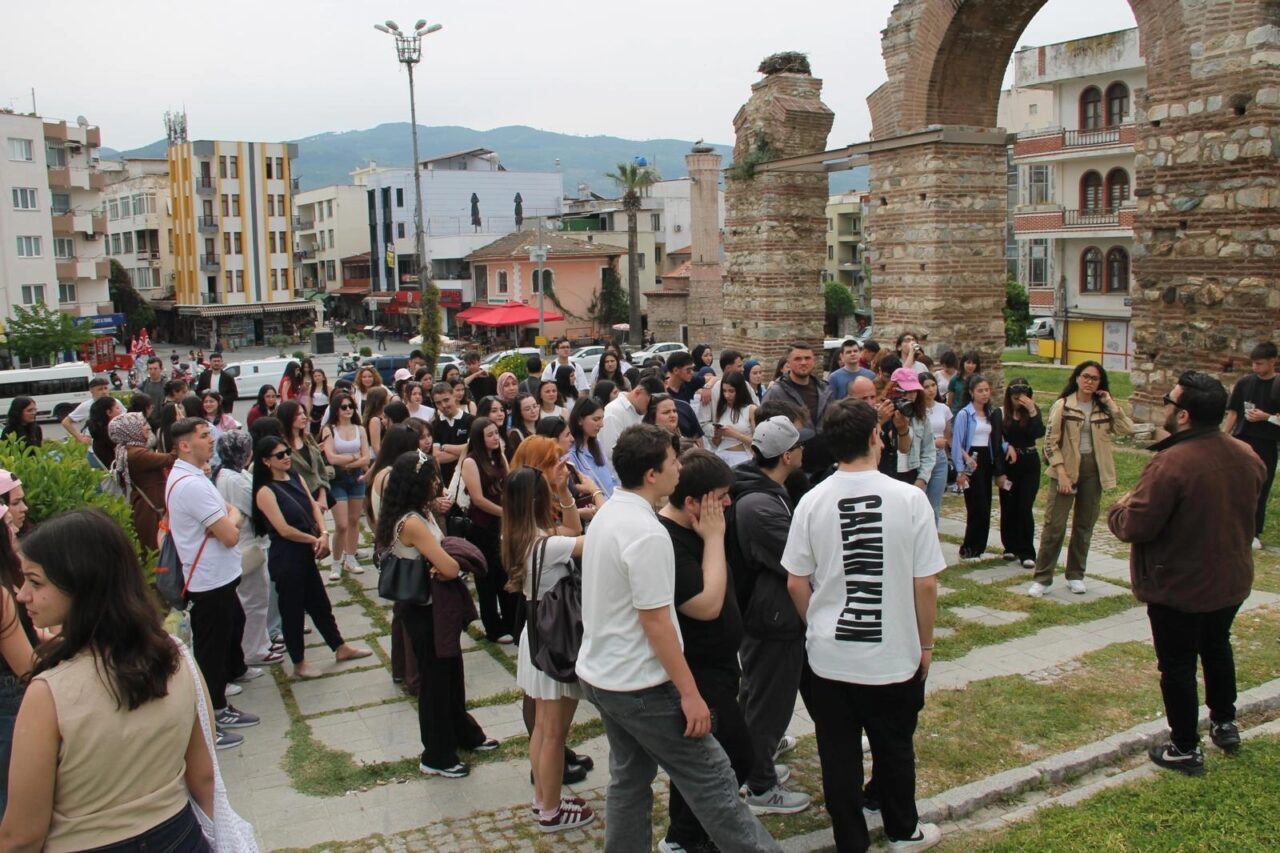 Manisa Büyükşehir Belediyesi’nin düzenlediği kültür gezileri kapsamında Manisalı vatandaşlar Efes