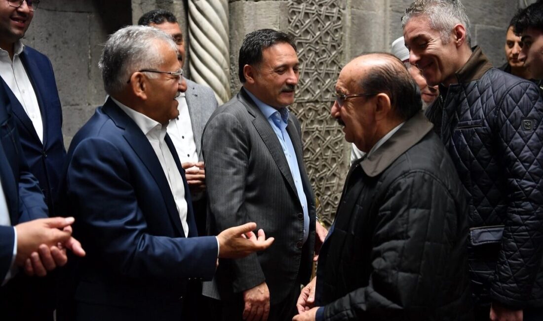 Memduh Büyükkılıç çocukların bayram sevincine ortak oldu Kayseri Büyükşehir Belediye Başkanı Dr. Memduh Büyükkılıç, Kayseri Valisi Gökmen