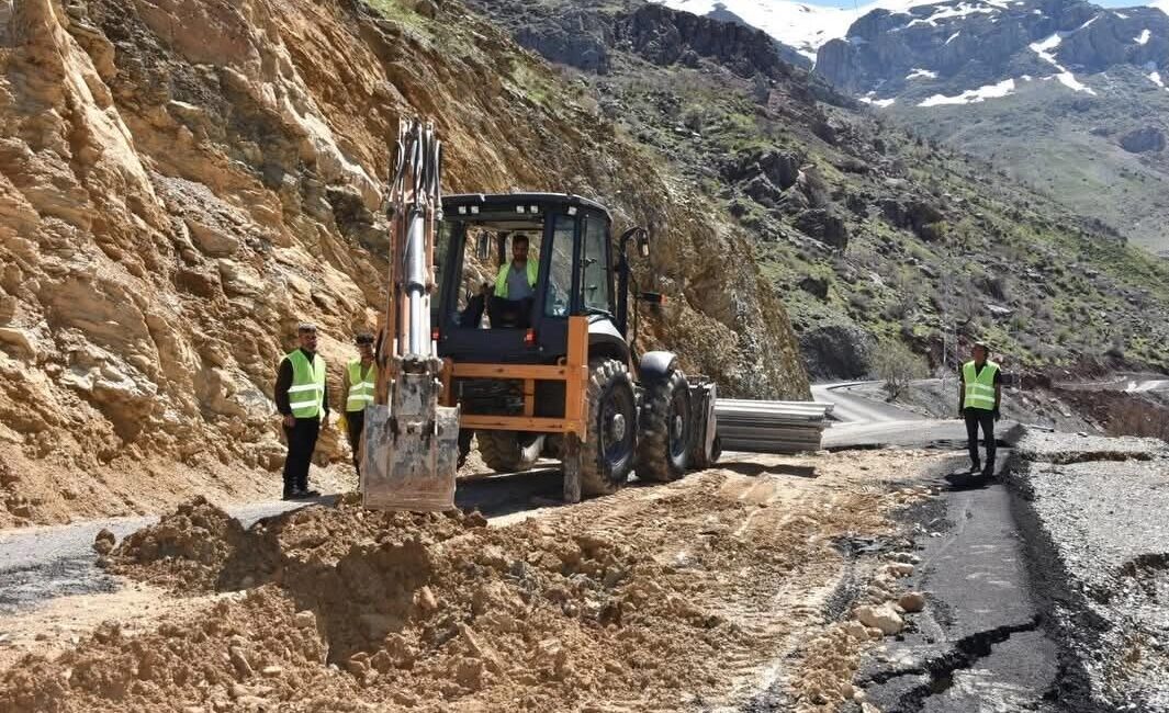 Batman’da Mereto Dağı yolunda, olumsuz hava koşulları nedeniyle oluşan bozulmalara