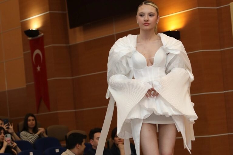 Mezuniyet defilesi büyüledi Başkent Üniversitesi’nde moda rüzgârı esti! Tekstil ve Moda Tasarımı öğrencilerinin