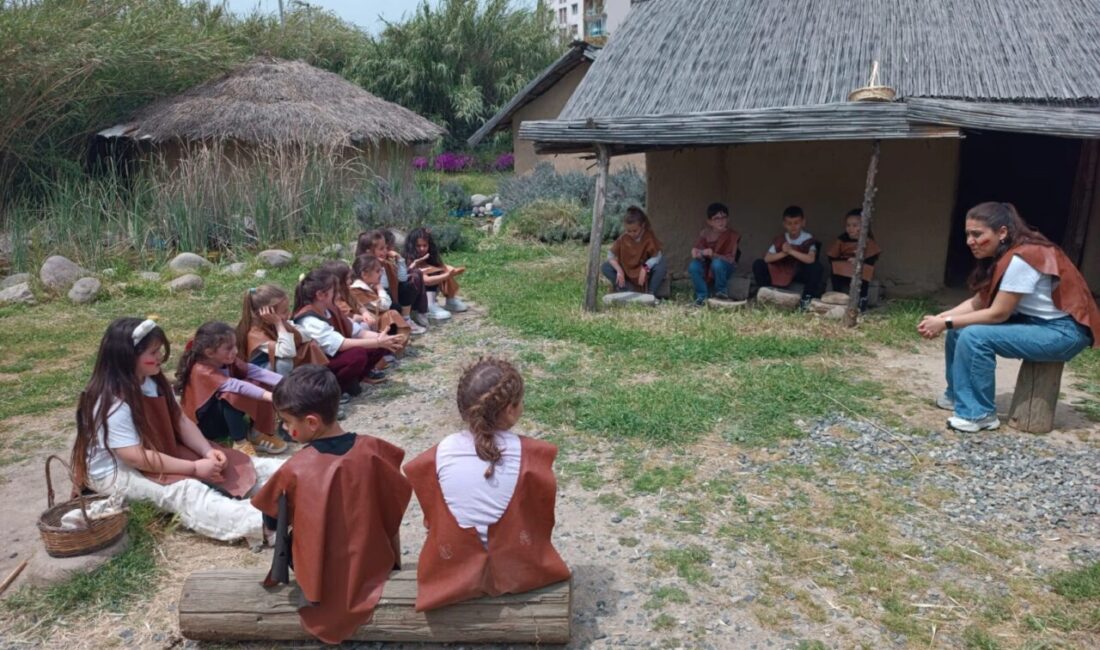 Bornova Belediyesi tarafından Yeşilova Höyüğü Ziyaretçi Merkezi’nde düzenlenen etkinlikte çocuklar,