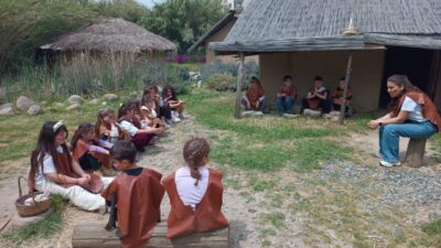 Bornova Belediyesi tarafından Yeşilova Höyüğü Ziyaretçi Merkezi’nde düzenlenen etkinlikte çocuklar,