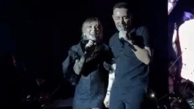 Mustafa Sandal, Bostancı Gösteri Merkezi’ndeki senfonik konserinde Ziynet Sali’yi ağırladı.