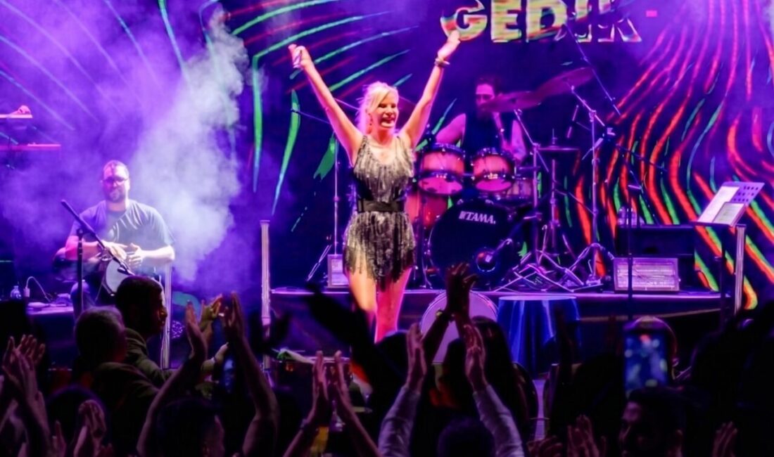 Ömür Gedik, bayram konserleri kapsamında Bodrum Vogue Hotel’de verdiği konserle