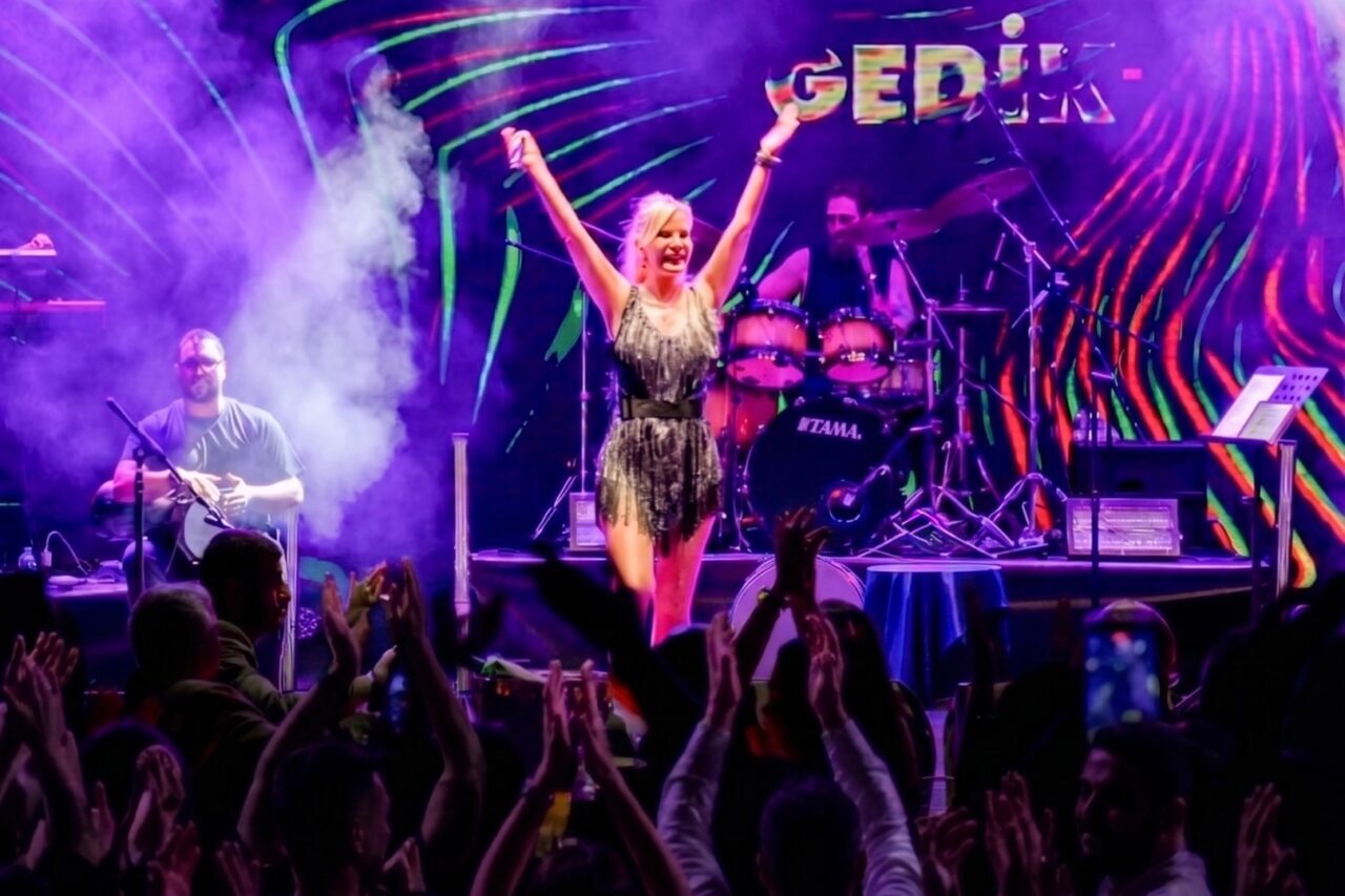 Ömür Gedik, bayram konserleri kapsamında Bodrum Vogue Hotel’de verdiği konserle