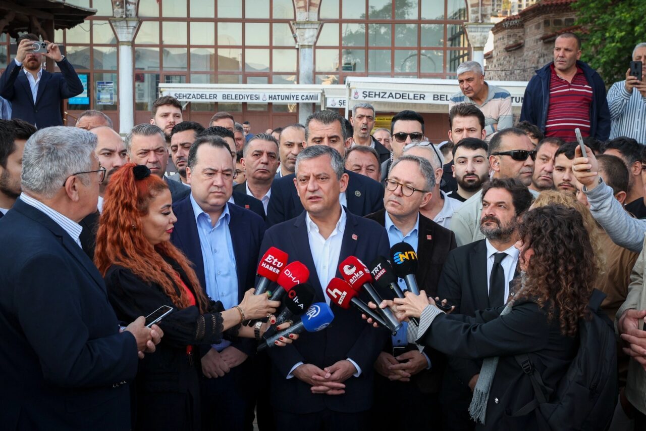 Özgür Özel’den ‘erken seçim’ ve ‘kurultay’ mesajı CHP'de mutlak butlan kararı sonrasında polis ablukasında partiden ekibiyle birlikte