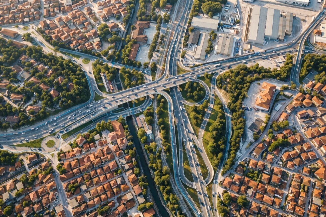Ulaşımdan altyapıya, sosyal belediyecilikten üstyapı yatırımlarına kadar birçok alanda yoğun