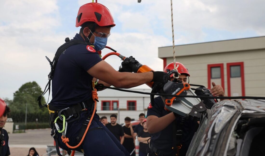 Sakarya Büyükşehir Belediyesi İtfaiyesi, üniversitede itfaiyecilik eğitimi alan geleceğin ateş