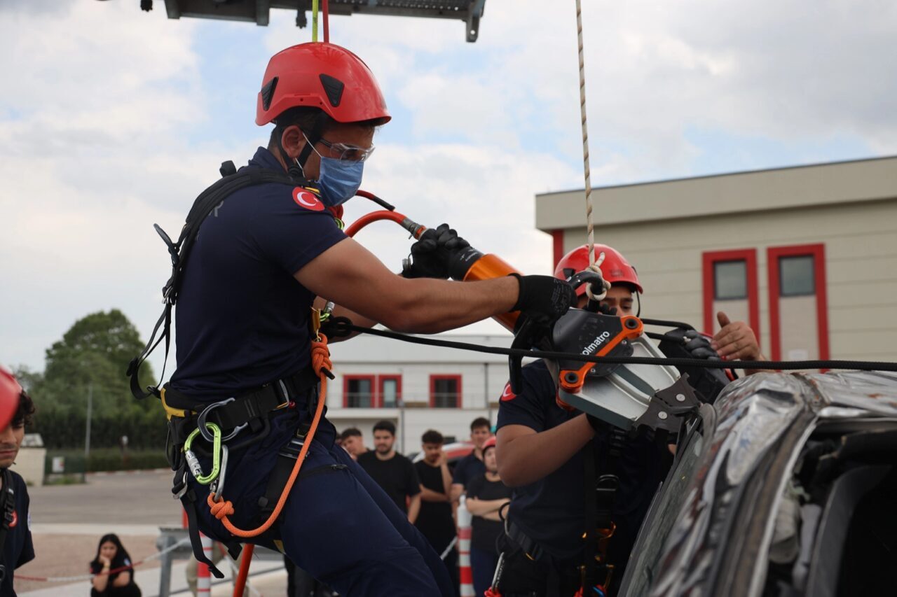 Sakarya Büyükşehir Belediyesi İtfaiyesi, üniversitede itfaiyecilik eğitimi alan geleceğin ateş