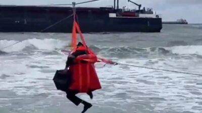 Sakarya'nın Karasu ilçesinde karaya oturan NINOVA adlı gemide bulunan 8
