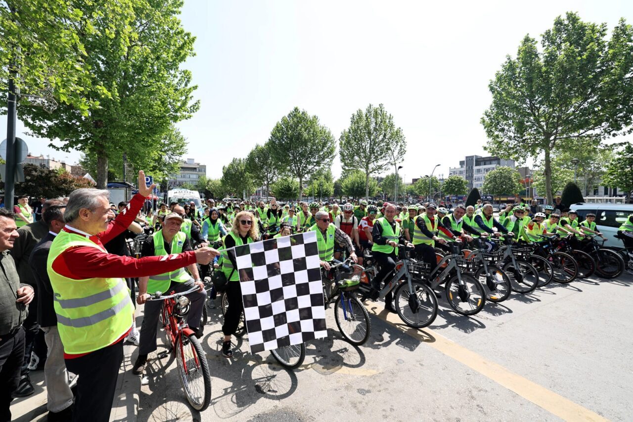 Sakarya Büyükşehir Belediye Başkanı Yusuf Alemdar, Trafik Haftası kapsamında düzenlenen