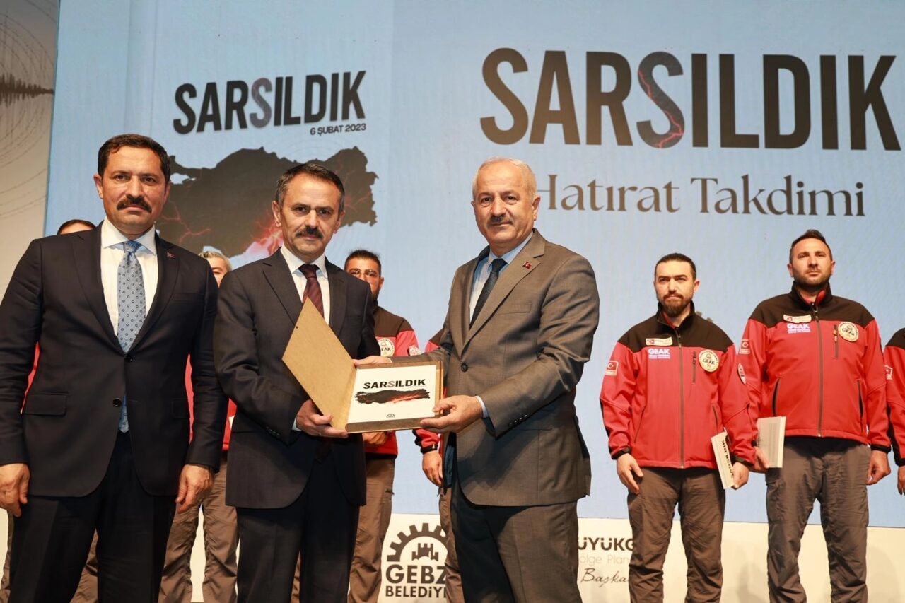 Kocaeli'de Gebze Belediyesi, 6 Şubat depremlerinin ardından yaşanan acıları, dayanışmayı