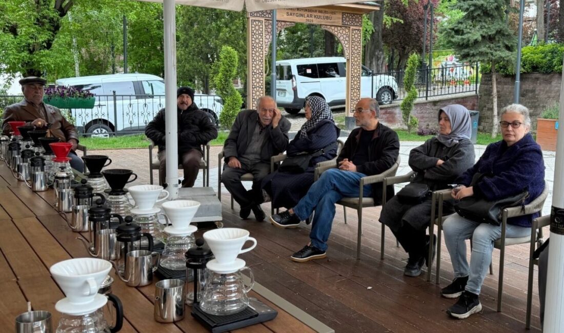 Kocaeli Büyükşehir Belediyesi bünyesinde hizmet veren Saygınlar Kulübü, farklı kuşakları