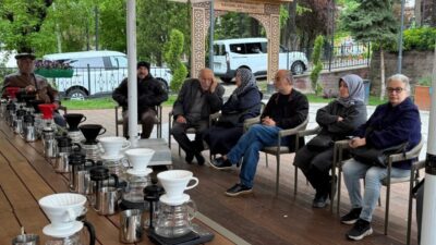 Kocaeli Büyükşehir Belediyesi bünyesinde hizmet veren Saygınlar Kulübü, farklı kuşakları