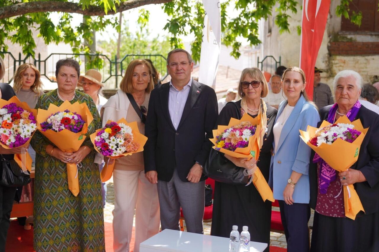 Ayvalık'taki 9. Teferiç Şenlikleri'nde Srebrenitsa Anneleri, Belediye Başkanı Mesut Ergin