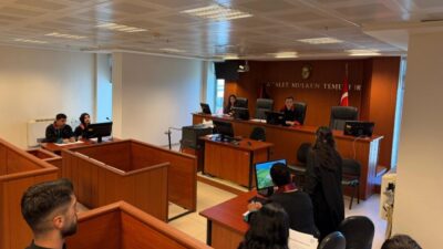 Trabzon Büyükşehir Belediyesi öncülüğünde düzenlenen “Yargı Simülasyonu” etkinliğinde hukuk öğrencileri,