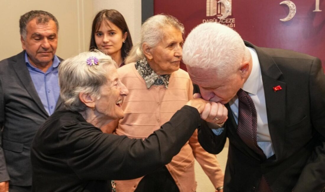 Vali Davut Gül’den Darülaceze’ye bayram ziyareti İstanbul Valisi Davut Gül, Kurban Bayramı’nın ilk gününde Darülaceze sakinleriyle