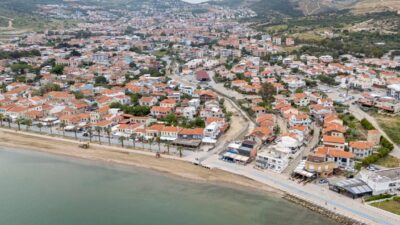 İZSU’nun Yeni Foça Şavklı Deresi’nde tarihi köprüyü koruyarak tamamladığı dere