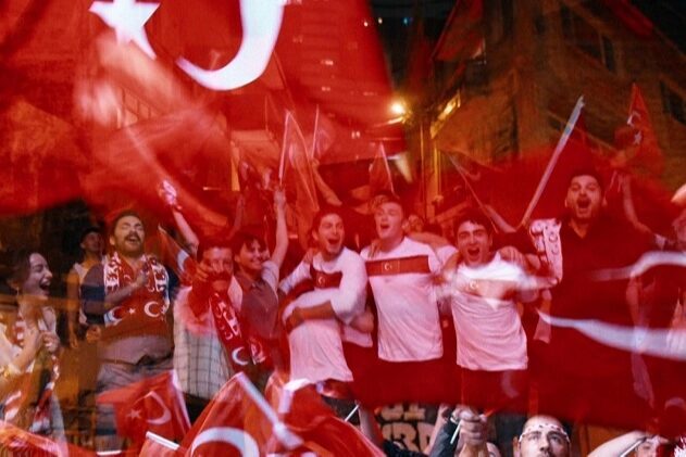 atv’nin Pazartesi akşamı ekran yolculuğuna başlayacak yeni dizisi Altı Üstü