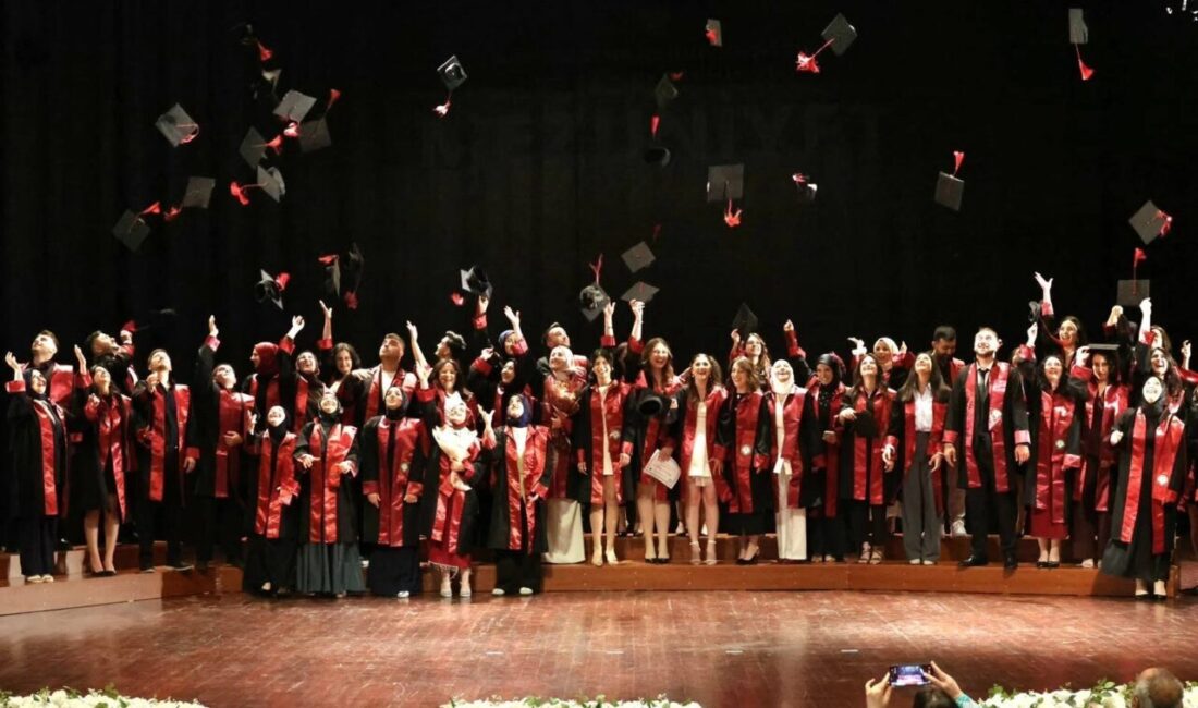 Artvin Çoruh Üniversitesi 2025-2026 Akademik Yılı 19. Mezuniyet Töreni Nihat Gökyiğit Kongre